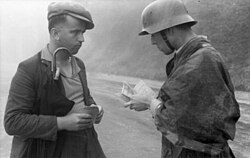 Control de documentos por un soldado alemán en Italia en 1944.