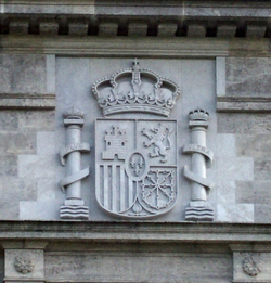 Altorrelieve del escudo español en la fachada principal