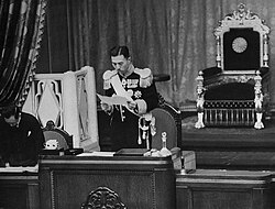 El príncipe Fumimaro Konoe dirigiéndose a la Cámara de Pares en 1936