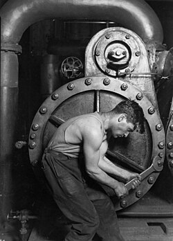 Mecánico trabajando en una central eléctrica