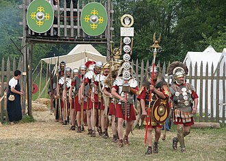 Legionarios portando estandartes militares como el signum.