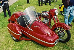 Motocicleta Jawa 350 equipada con sidecar lateral.