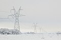 Torres y líneas eléctricas con nieve en el este de Texas