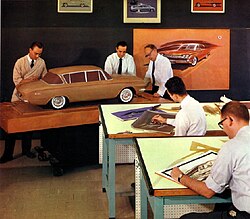 Diseñadores industriales analizando un prototipo de automóvil