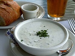 Plato de sopa de almejas o clam chowder característico de Nueva Inglaterra.