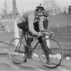 Retrato fotográfico del ciclista francés Léon Georget