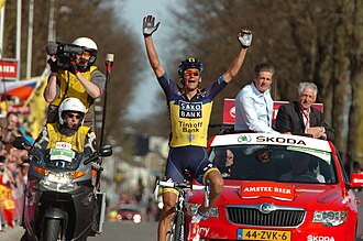 Ciclista celebrando su victoria en la Amstel Gold Race