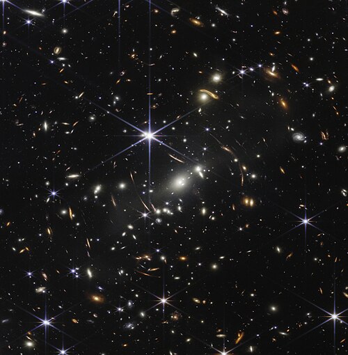 Imagen de campo profundo obtenida por el telescopio espacial Webb mostrando galaxias antiguas.