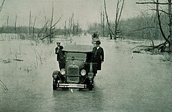 Fotografía histórica de los daños ocasionados por una crecida fluvial.