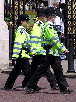 Oficiales de policía cerca del palacio de Buckingham