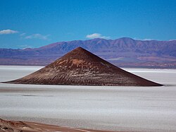 Cono de Arita en el Salar de Arizaro