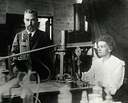 Pierre y Marie Curie en su laboratorio de París.