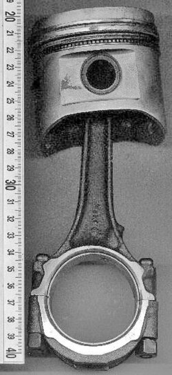 Pistón y biela de un cilindro.