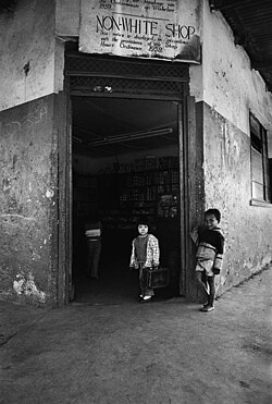 Tienda con letrero para no blancos en Kliptown, 1979.