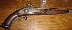 Pistola equipada con mecanismo de llave de percusión.