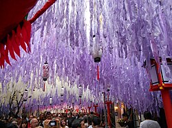 Calle engalanada durante la celebración de las fiestas en 2015