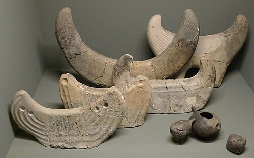 Crecientes lunares, iconos animales y sonajero de Mörigen, Suiza
