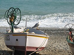 Barca de pesca tradicional en la playa de Noli