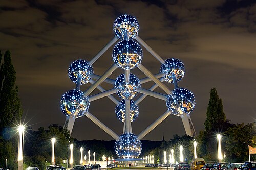 Esferas iluminadas con luces LED tras la remodelación.