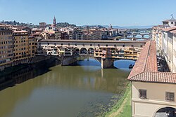 Vista panorámica de varios puentes sobre el río Arno