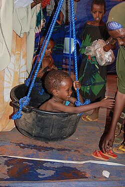 Niños siendo pesados para medir la malnutrición en un campo de refugiados durante la crisis del Cuerno de África de 2011
