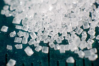 Ampliación de los granos de azúcar mostrando estructura cristalina