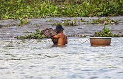 Pescadores en el río Saigón, Ciudad Ho Chi Minh, Vietnam