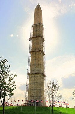 Trabajos de andamiaje y reparación en la fachada del Monumento a Washington.