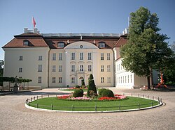 Fachada del Palacio de Köpenick junto al agua.