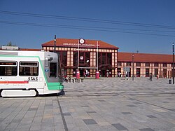 Tranvía circulando frente a la estación de Châteaucreux