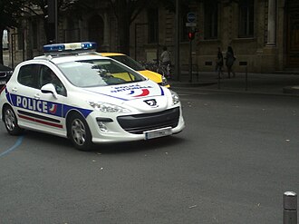 Patrulla de la Policía Nacional en servicio urgente por Burdeos.