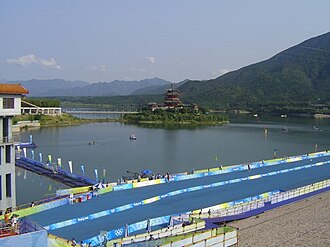 Vista general de la instalación deportiva de triatlón en el Embalse de las Tumbas de la Dinastía Ming