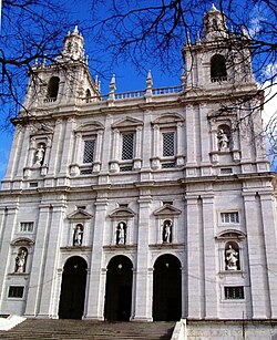 Fachada principal de la Iglesia de San Vicente de Fora en Lisboa