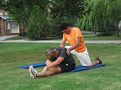 Entrenador particular supervisando a un atleta