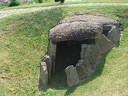Dolmen en Mamoa de Lamas, monumento megalítico
