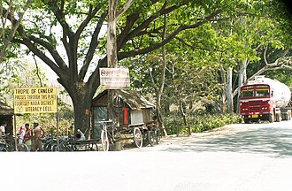 Hito y señalización del Trópico de Cáncer en la carretera nacional en Bengala Occidental, India.