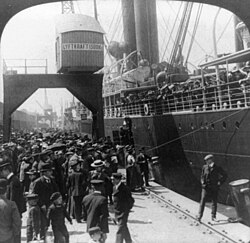 Emigrantes suecos embarcando en Gotemburgo en 1905 con destino a los Estados Unidos