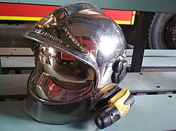 Casco de protección especializado utilizado por servicios de bomberos y rescate urbano.