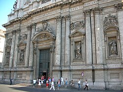 Detalle del portal y las estatuas de la fachada