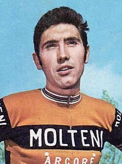 Eddy Merckx posando con su característico historial deportivo