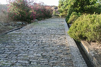 Calle griega con pavimento de bloques de piedra caliza