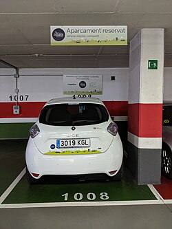 Renault Zoe de Som Mobilitat aparcado en un garaje