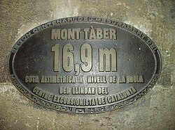 Placa indicando la altura del Monte Táber