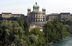 Fachada sur del Palacio Federal desde el otro lado del río Aar