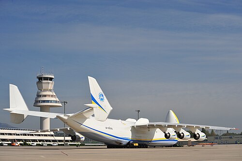 Antonov An-225 en el aeropuerto de Vitoria
