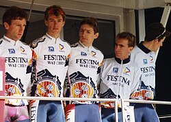 Equipo Festina participando en la París-Niza 1993