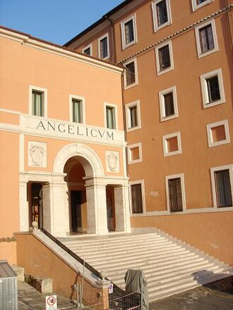 Edificio histórico vinculado a la arquitectura eclesiástica en Roma