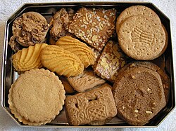 Surtido de galletas dulces envasadas en lata
