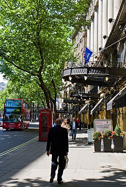 Parte de Aldwych en 2011 mostrando el entorno urbano y la arquitectura del lugar