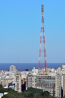 Antena de transmisión de televisión en Montevideo, Uruguay.